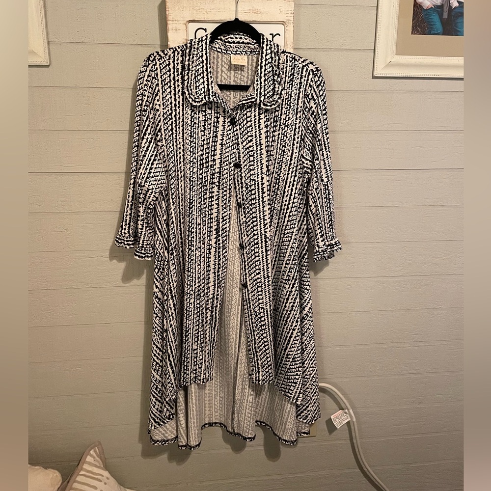 Zadie b’s button up tunic. Black and white.